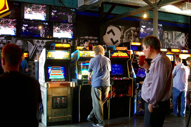 Up-Down Arcade Bar in Lyn-Lake – Heavy Table